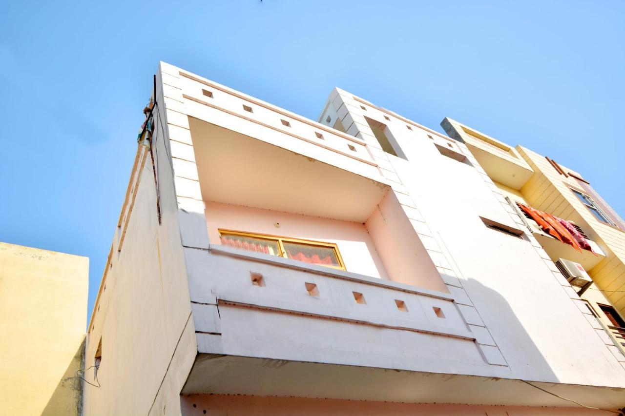 Oyo 40306 White House Hotel Jalandhar Esterno foto