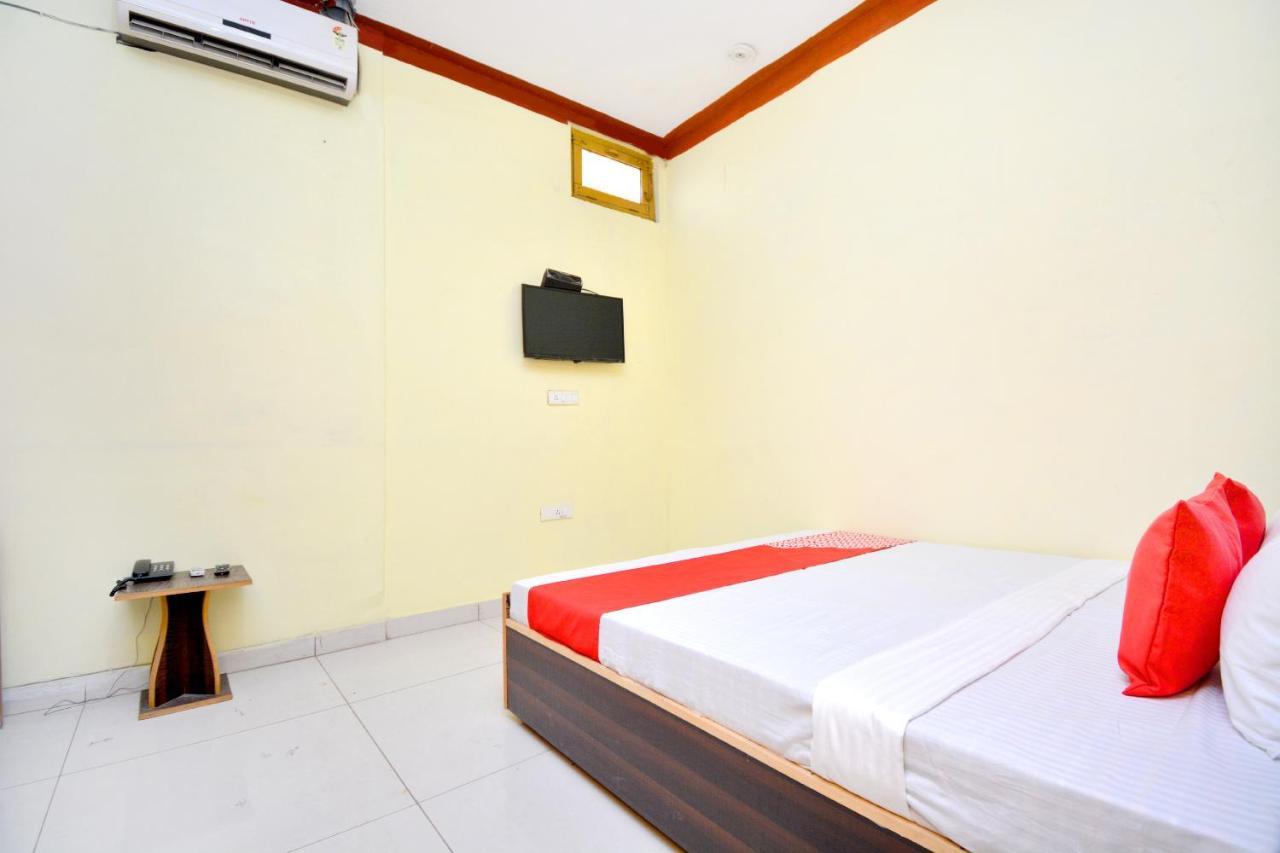 Oyo 40306 White House Hotel Jalandhar Esterno foto