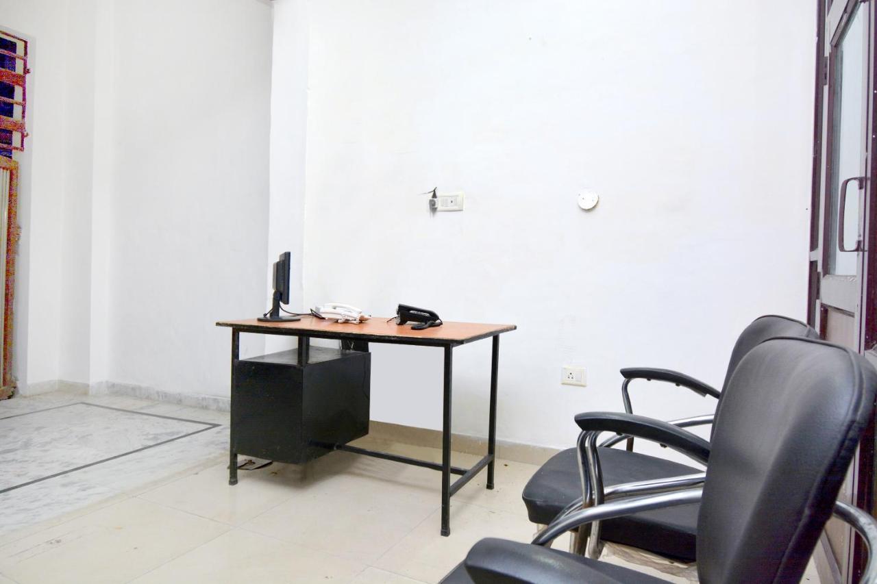 Oyo 40306 White House Hotel Jalandhar Esterno foto