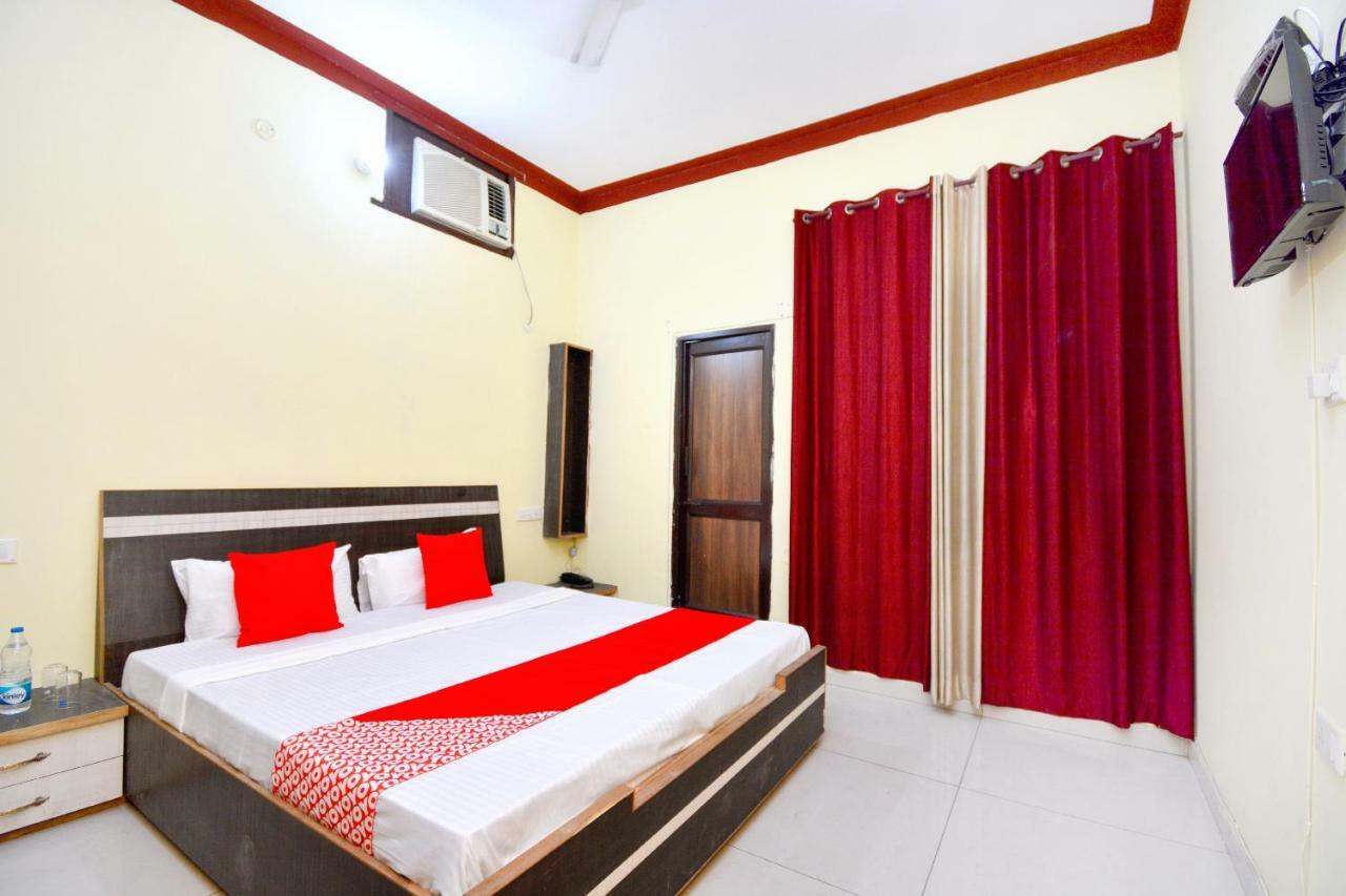 Oyo 40306 White House Hotel Jalandhar Esterno foto