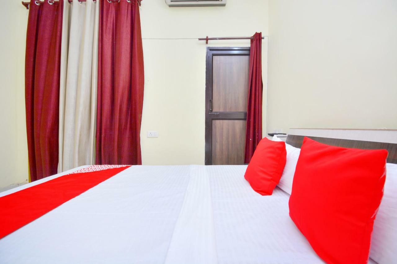 Oyo 40306 White House Hotel Jalandhar Esterno foto
