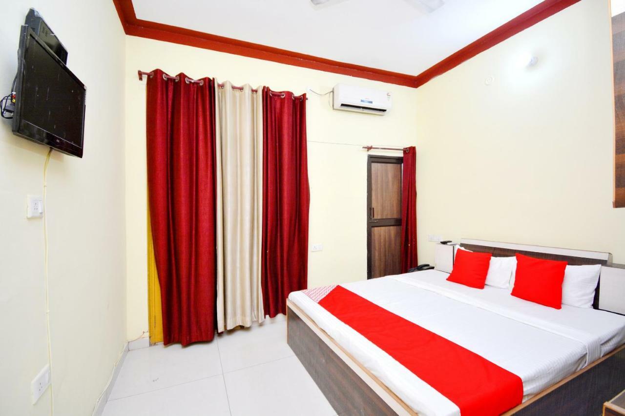 Oyo 40306 White House Hotel Jalandhar Esterno foto