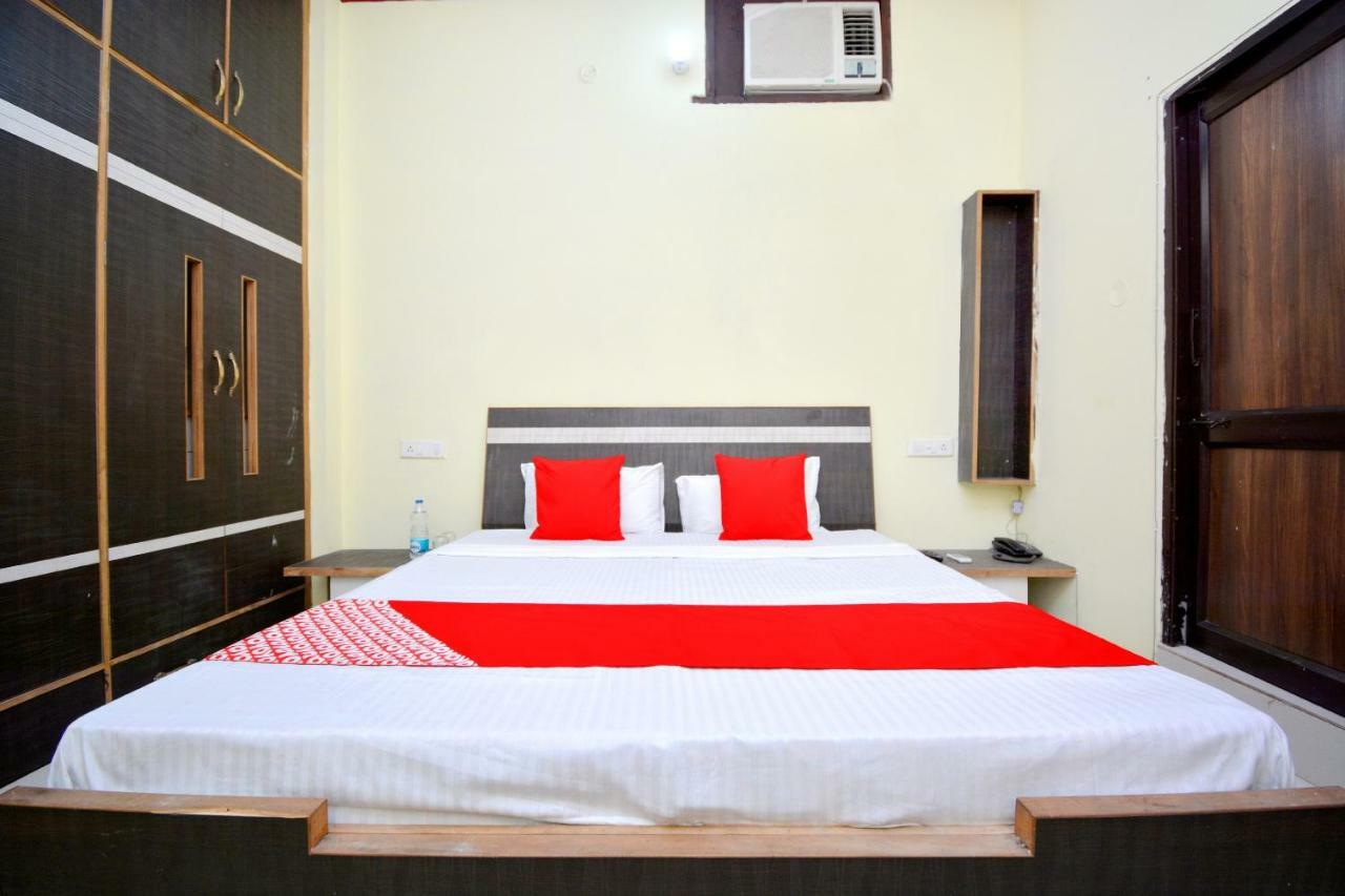 Oyo 40306 White House Hotel Jalandhar Esterno foto